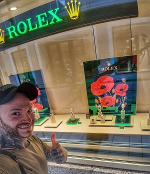 Dividenden Backpacker Holly hat sich eine Rolex bestellt